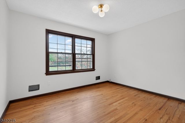 1 Mountain View Ct, Clinton Twp., NJ 08833