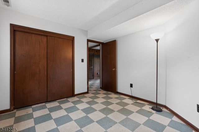 1 Mountain View Ct, Clinton Twp., NJ 08833