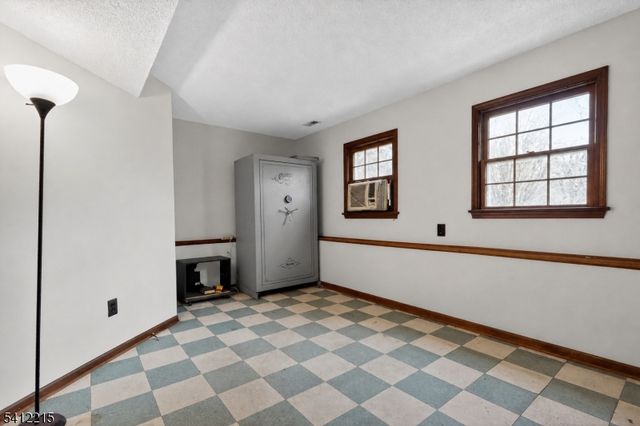 1 Mountain View Ct, Clinton Twp., NJ 08833