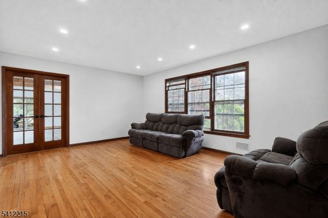 1 Mountain View Ct, Clinton Twp., NJ 08833