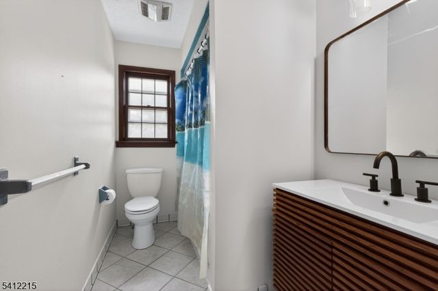 1 Mountain View Ct, Clinton Twp., NJ 08833