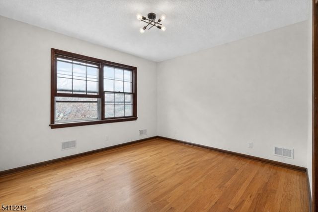 1 Mountain View Ct, Clinton Twp., NJ 08833