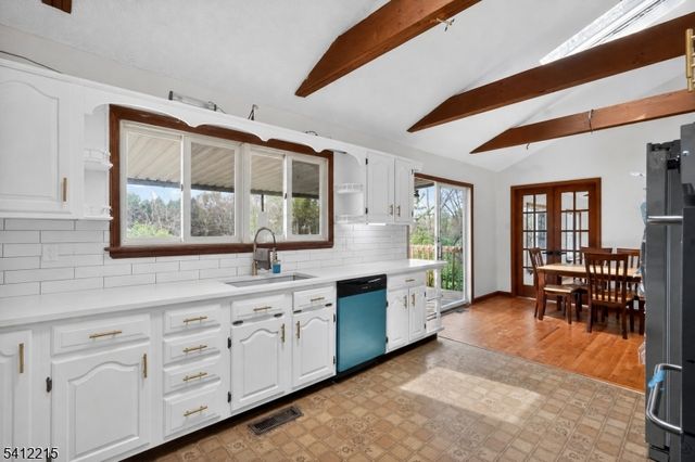 1 Mountain View Ct, Clinton Twp., NJ 08833
