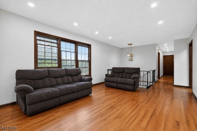 1 Mountain View Ct, Clinton Twp., NJ 08833