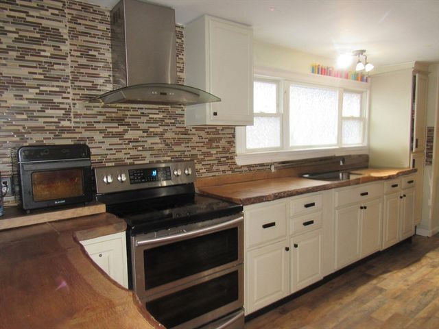 4 Linden Ct, New Bedford, MA 02740