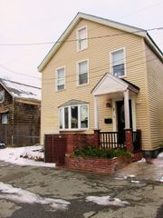 4 Linden Ct, New Bedford, MA 02740