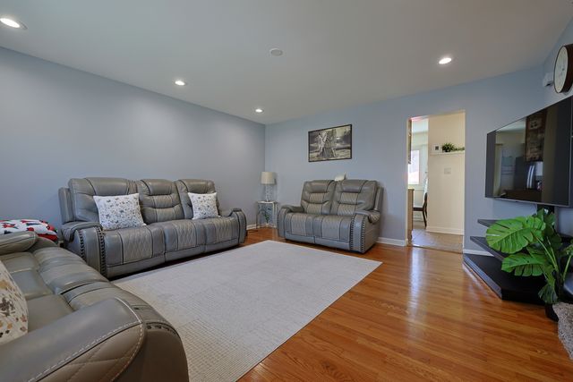 8668 Gregory Lane F, Des Plaines, IL 60016