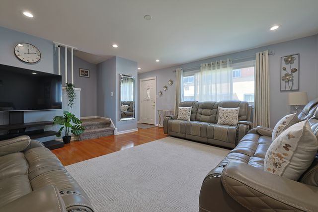 8668 Gregory Lane F, Des Plaines, IL 60016