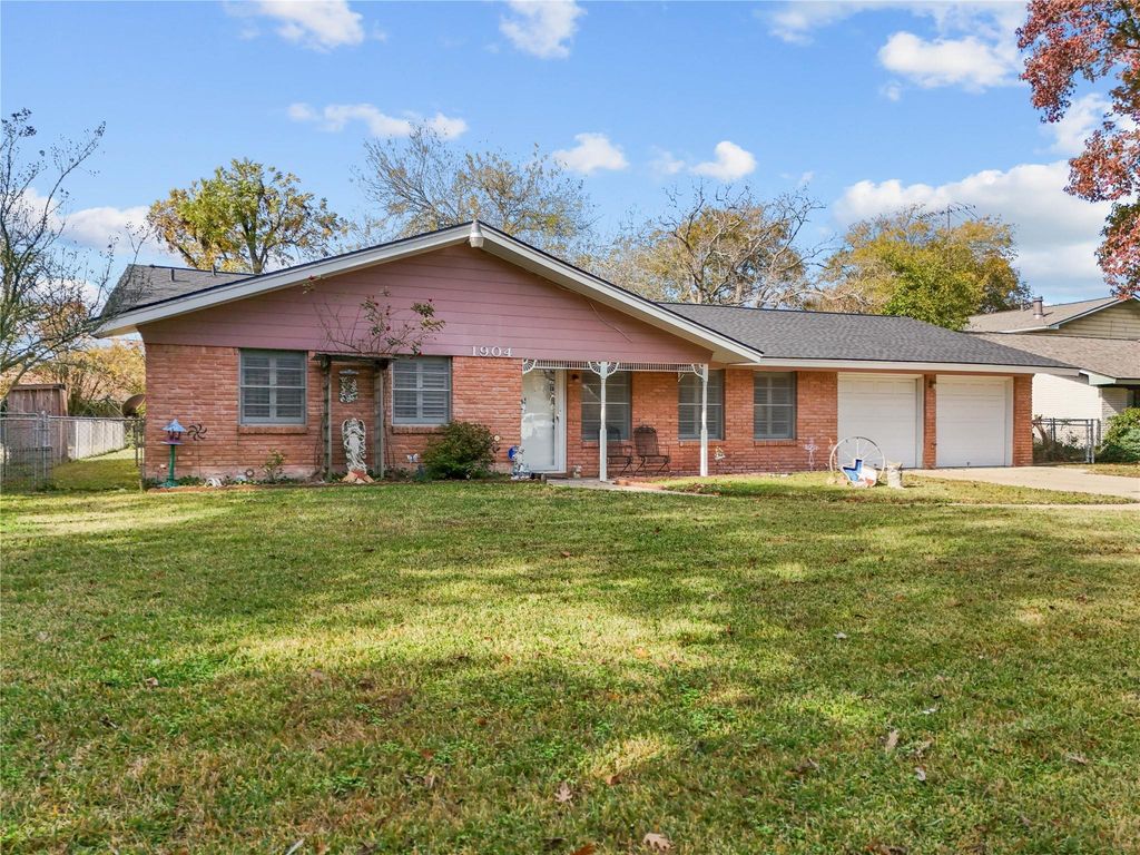 1904 Amy Drive, Baytown, TX 77520