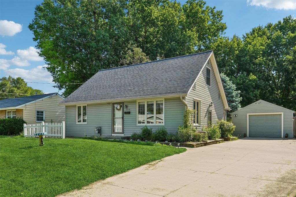 2313 E 25th Street, Des Moines, IA 50317