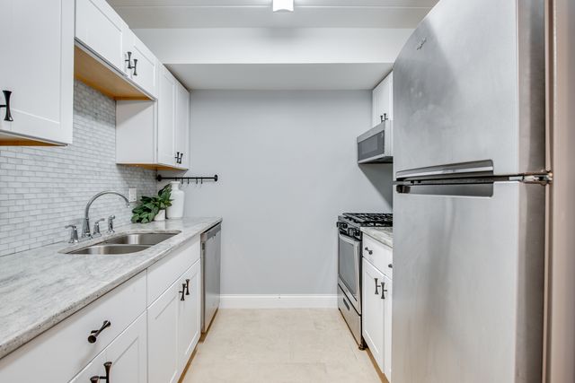 218 E Bailey Road F, Naperville, IL 60565