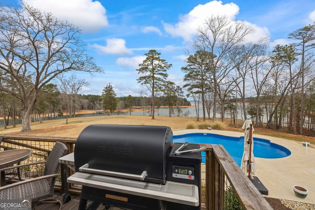 300 Black Point Drive, Hartwell, GA 30643