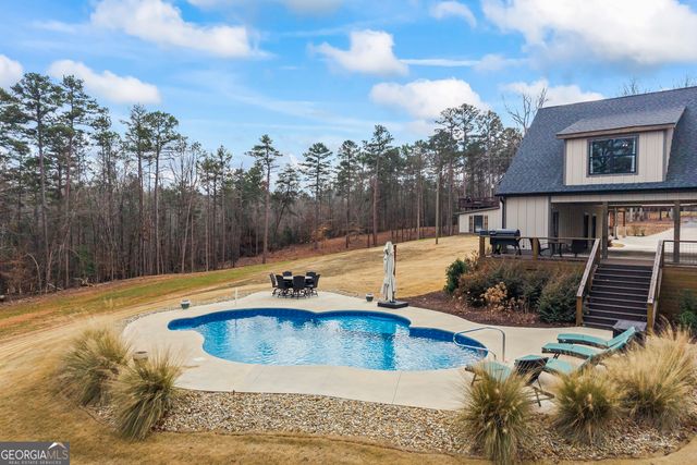 300 Black Point Drive, Hartwell, GA 30643