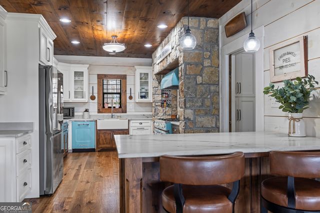 300 Black Point Drive, Hartwell, GA 30643