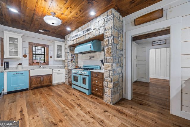 300 Black Point Drive, Hartwell, GA 30643