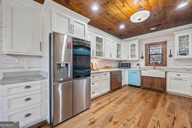 300 Black Point Drive, Hartwell, GA 30643