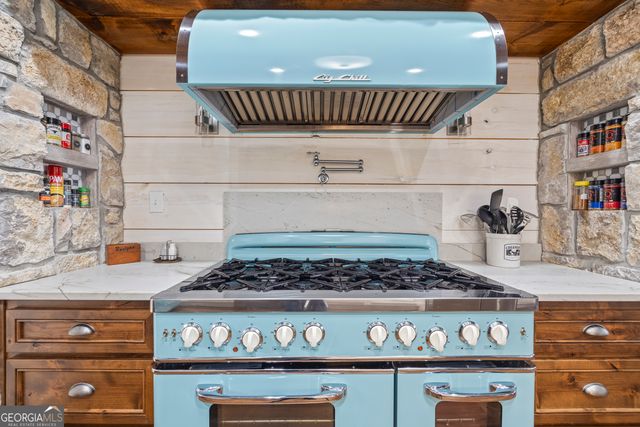 300 Black Point Drive, Hartwell, GA 30643