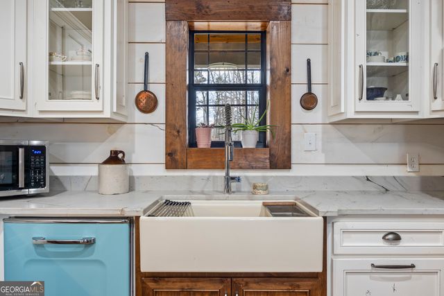 300 Black Point Drive, Hartwell, GA 30643