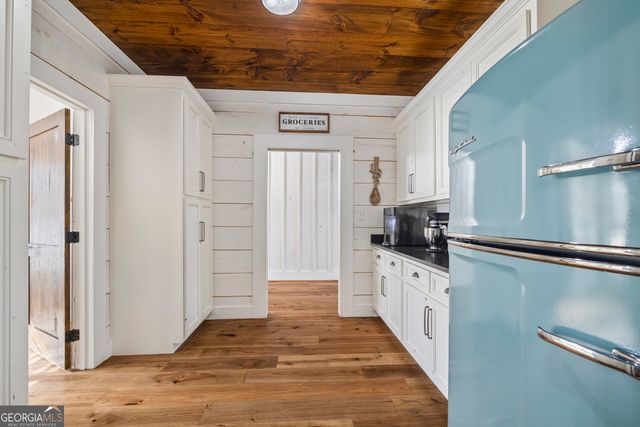 300 Black Point Drive, Hartwell, GA 30643