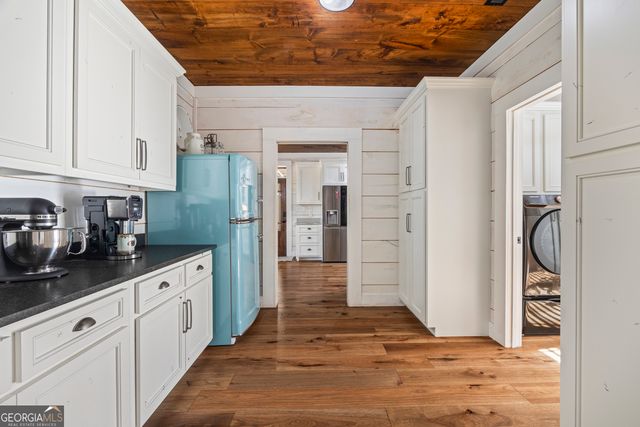 300 Black Point Drive, Hartwell, GA 30643