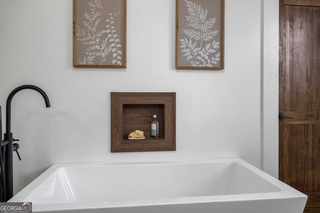 300 Black Point Drive, Hartwell, GA 30643