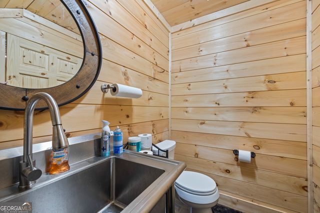 300 Black Point Drive, Hartwell, GA 30643