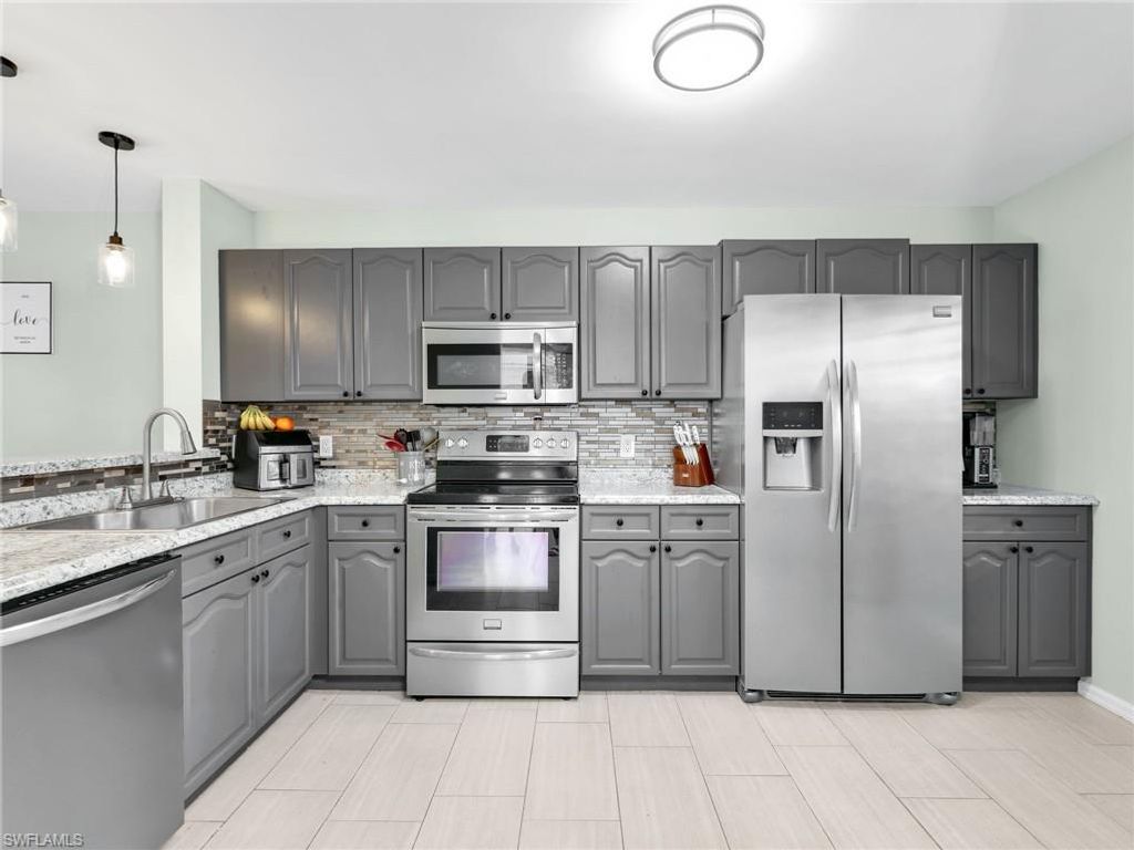 7749 Jewel LN 101, Naples, FL 34109