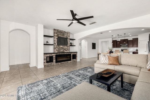 10847 W SWAYBACK Pass, Peoria, AZ 85383