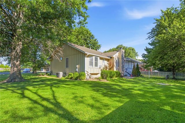 15015 Broadmoor Street, Overland Park, KS 66223