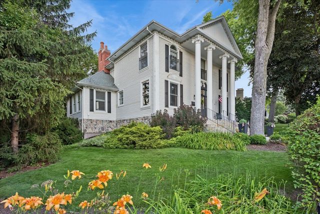 724 S Batavia Avenue, Geneva, IL 60134
