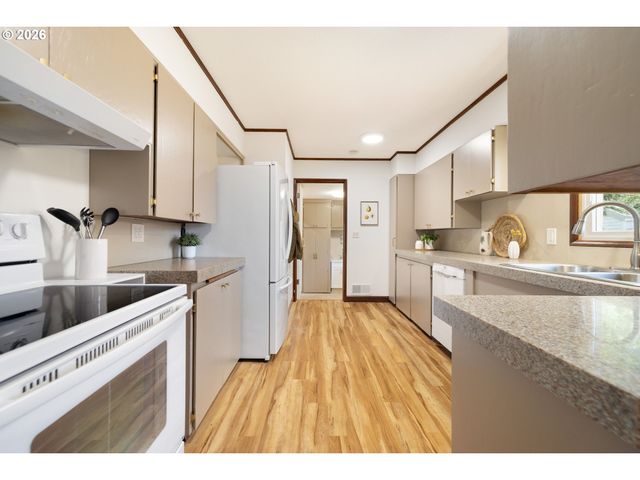 12652 Ne HALSEY St, Portland, OR 97230
