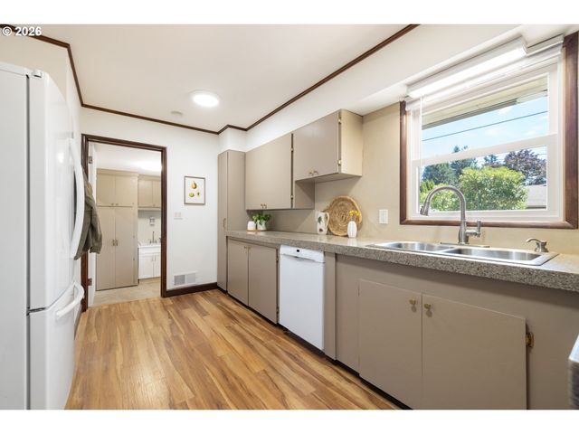 12652 Ne HALSEY St, Portland, OR 97230