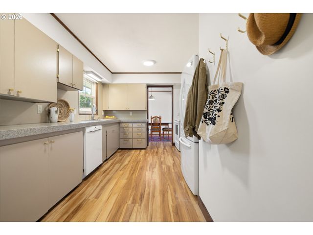 12652 Ne HALSEY St, Portland, OR 97230