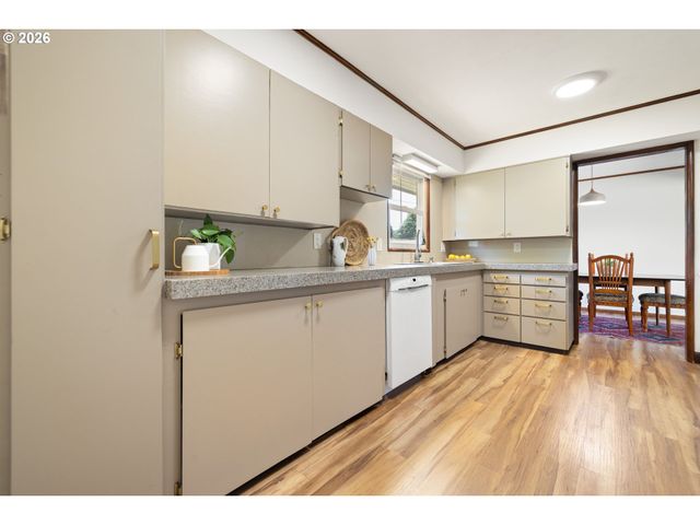 12652 Ne HALSEY St, Portland, OR 97230
