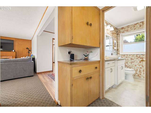 12652 Ne HALSEY St, Portland, OR 97230