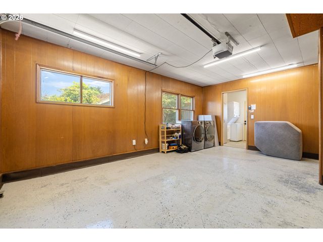 12652 Ne HALSEY St, Portland, OR 97230