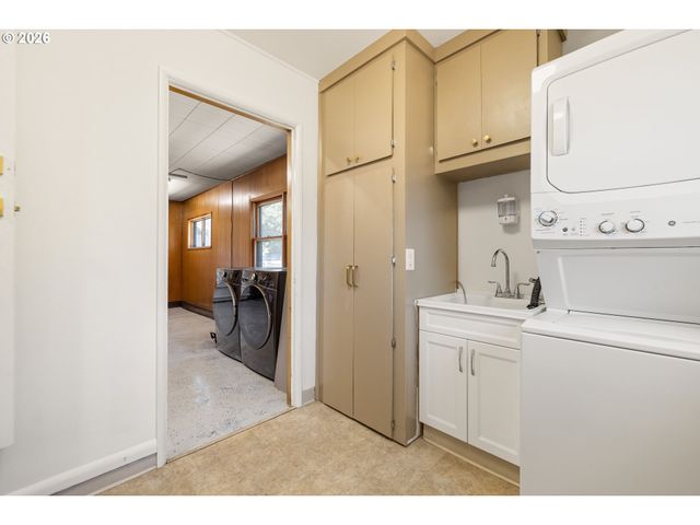 12652 Ne HALSEY St, Portland, OR 97230