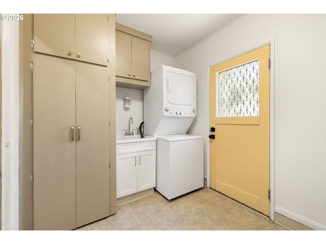 12652 Ne HALSEY St, Portland, OR 97230
