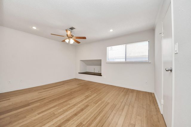 6601 Sands Point Drive 54, Houston, TX 77074