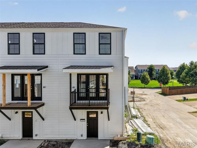 192 Canal Cottage Alley, St Charles, MO 63301