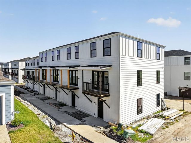 192 Canal Cottage Alley, St Charles, MO 63301