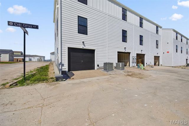 192 Canal Cottage Alley, St Charles, MO 63301