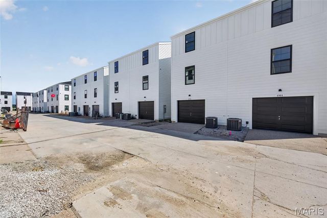 192 Canal Cottage Alley, St Charles, MO 63301