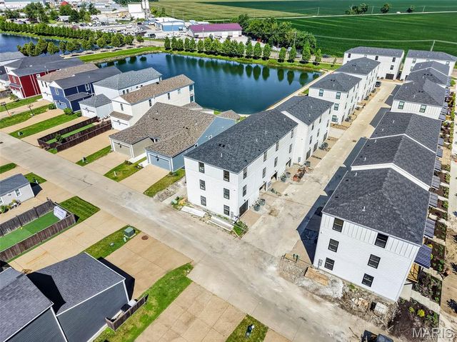 192 Canal Cottage Alley, St Charles, MO 63301