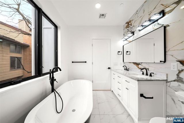 1456 River Road, Edgewater, NJ 07020