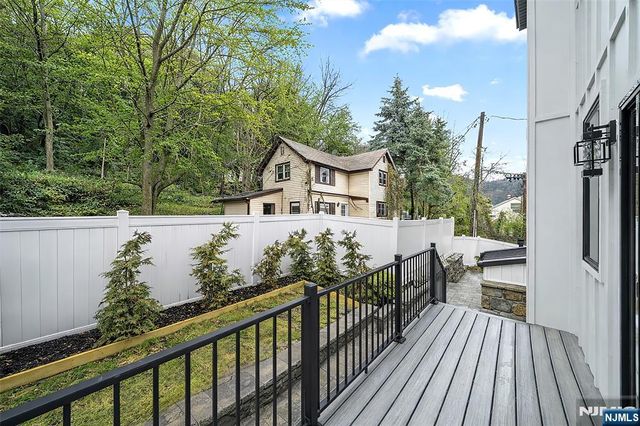 1456 River Road, Edgewater, NJ 07020