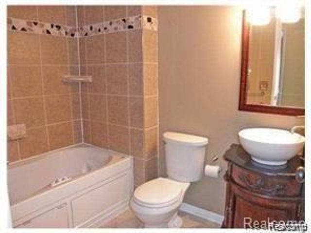 1315 S Maple Road 305, Ann Arbor, MI 48103