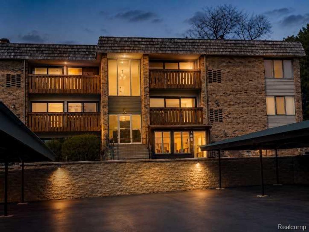 1315 S Maple Road 305, Ann Arbor, MI 48103