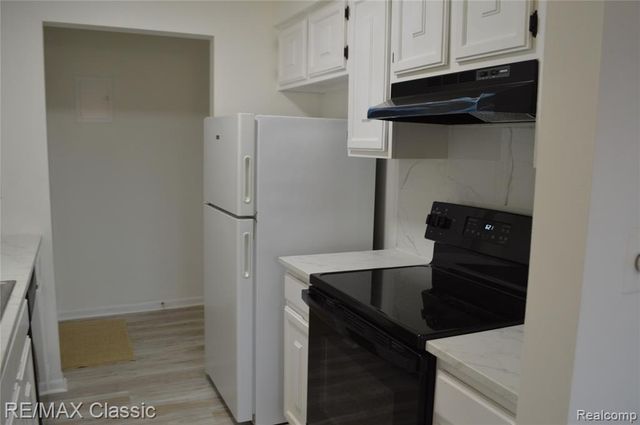19711 E 8 Mile Road 69, Saint Clair Shores, MI 48080
