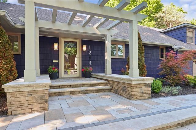 1214 W Gregory Boulevard, Kansas City, MO 64114